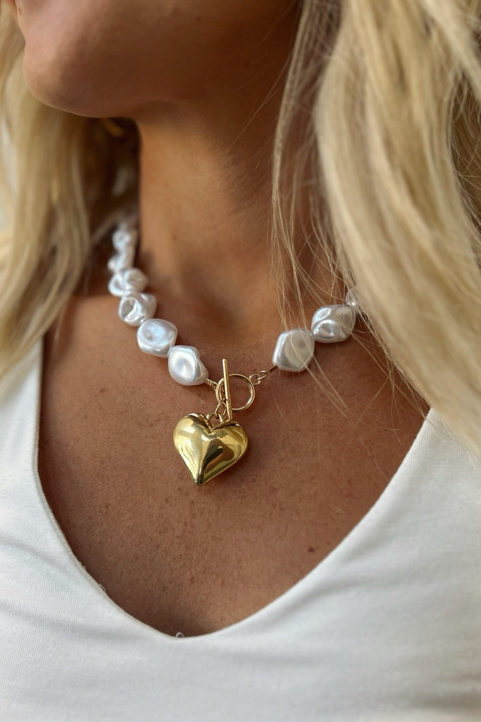 pearl necklace with pendant heart