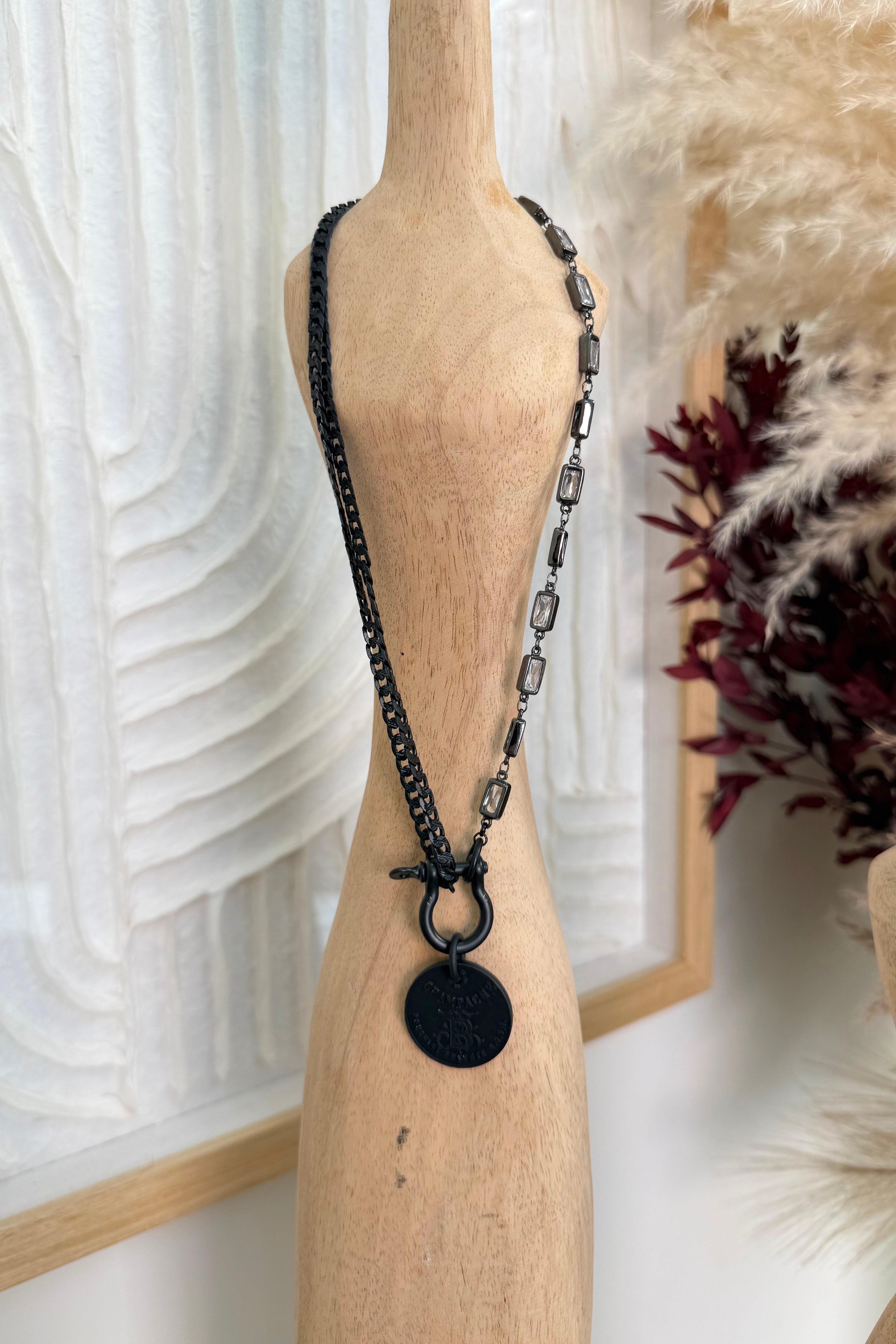 mixed chain contrast black pendant necklace