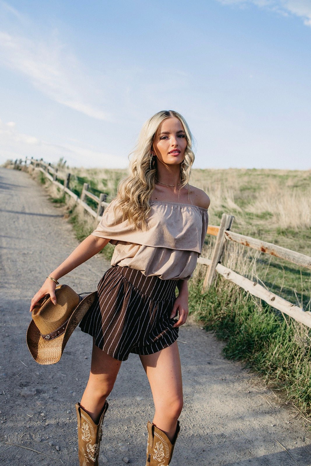 Flowy brown striped shorts for edgy cowgirl outfits, country music festivals, Nashville trips and western summer outfits. Sand and Charcoal