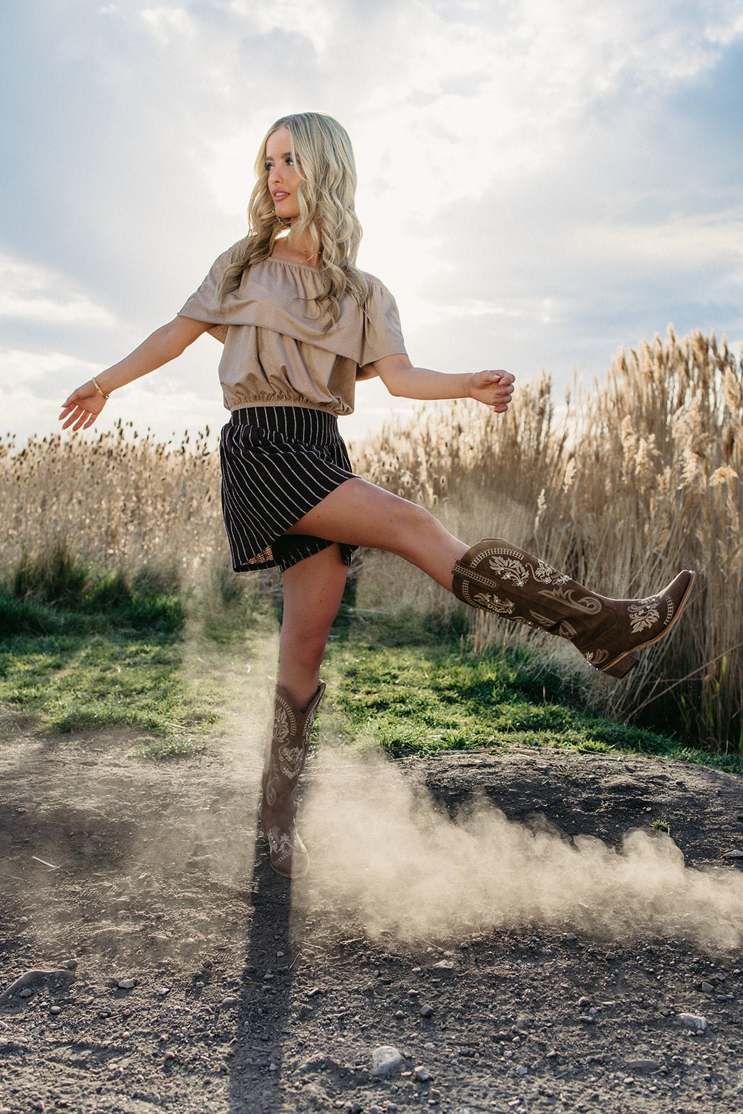 Off-the-shoulder top, ruffle blouse, western fashion, boho summer top, country concert outfit, layered top, feminine blouse, rodeo style, vacation wear.